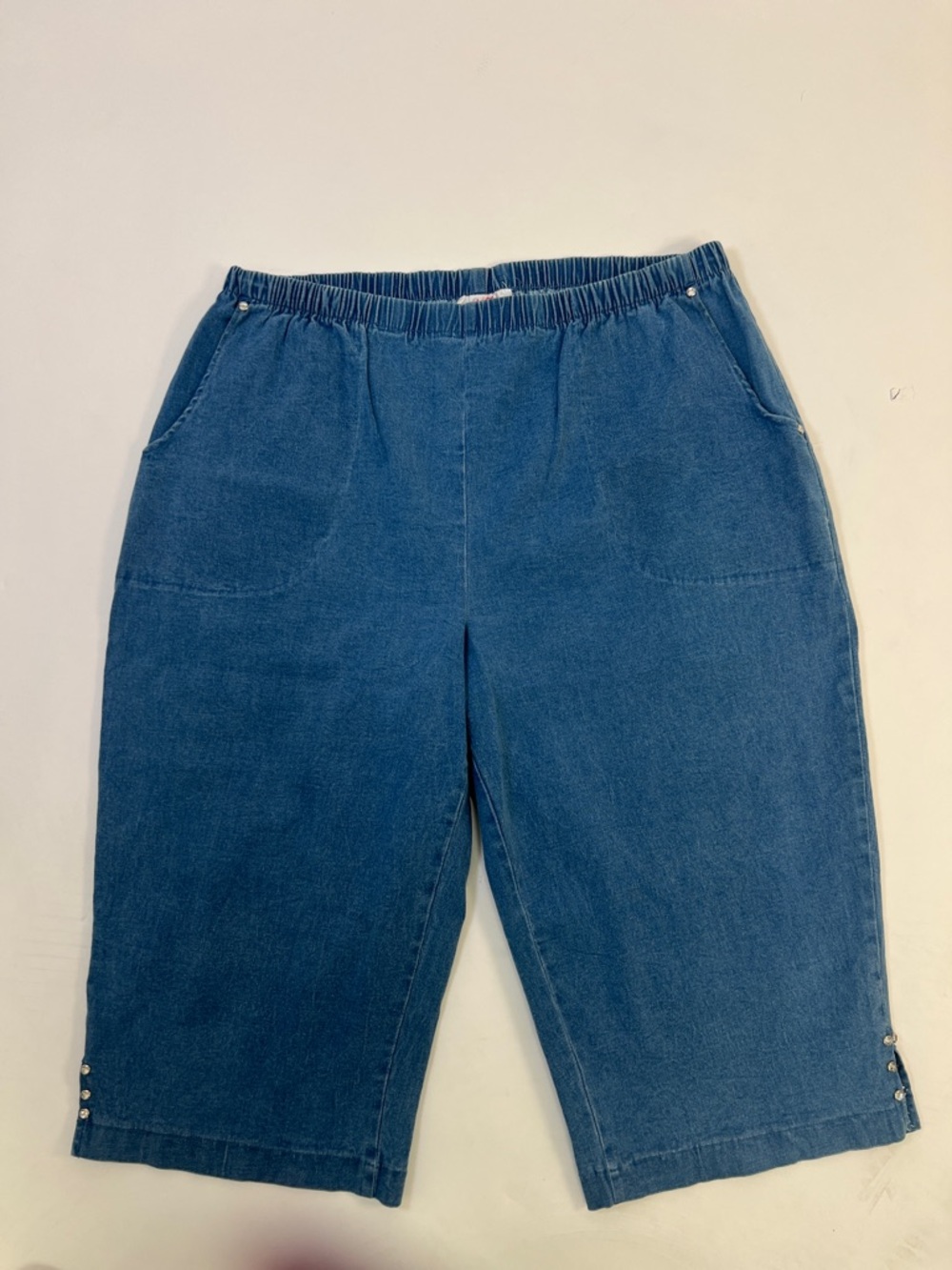 Quacker Factory Light Blue Women's Capri Pants with Stone Jewel accents. Size 1X